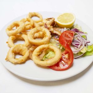 CALAMAR ENTERO A LA PLANCHA CON ALI-OLI Y ENSALADA